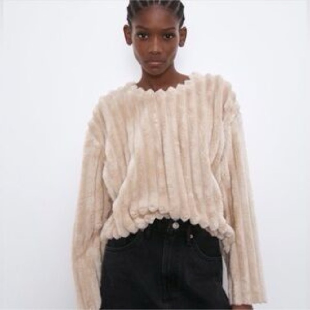Zara Trafaluc beige faux fur pullover sweater
(73)